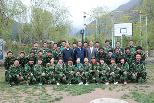 公司十分重視青年職工思想教育工作，經(jīng)常組織開展活動(dòng)豐富他們的精神生活。圖為拓展訓(xùn)練后領(lǐng)導(dǎo)與年輕人合影