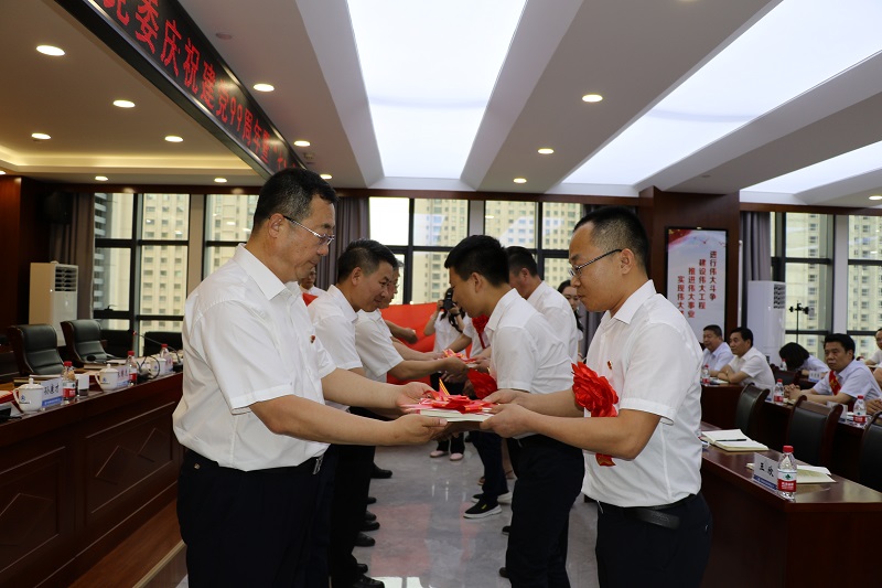 202007011593598200124589.jpg 7配發(fā)政治生日禮物.JPG